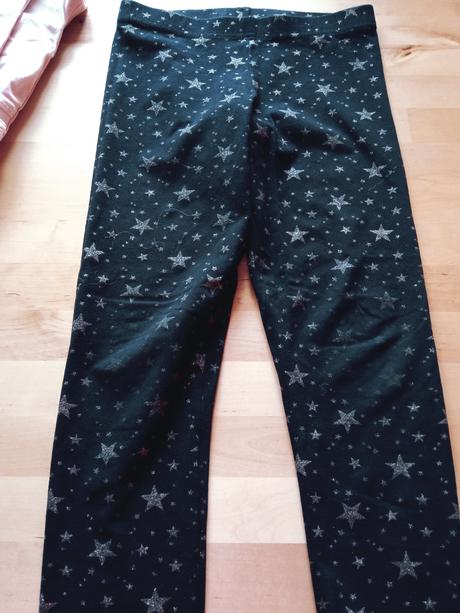 Pružné rifle s černými legínami, 140