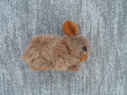 Hnědý plyšový králík,