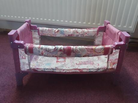 Postýlka pro panenky, 