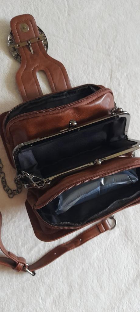 Malá hnědá kabelka crossbody, 