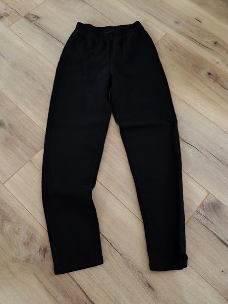 Černé tepláky 1, decathlon,140