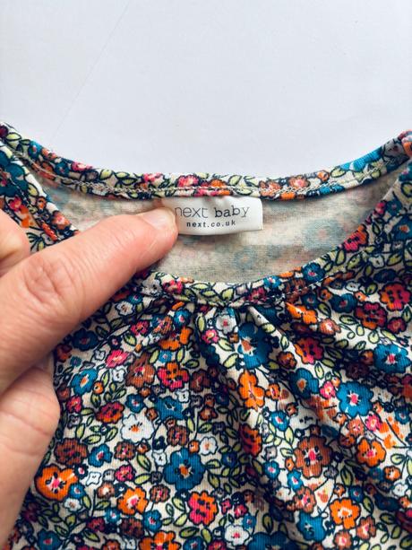 Nádherné triko s květy zn. next - v. 9/12 měsíců, next,80