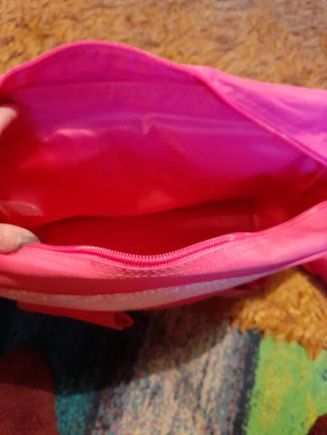 Kabela, velká taška hello kitty přes rameno,