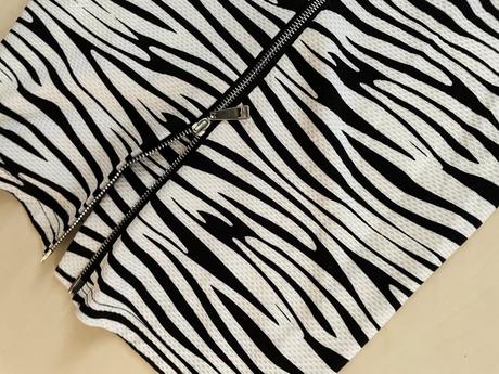 Zebra šaty s páskem s vadou pásku, vel l i méně,, l