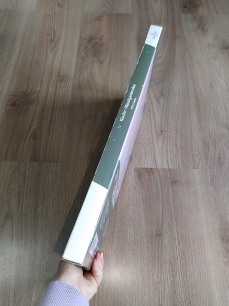 Dřevěný dívčí nástěnný věšák nový,