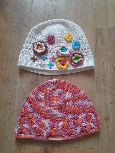 Háčkované čepičky, vel cca 52 - 54cm, 52