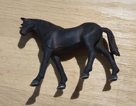 Figurka kůň černý schleich,