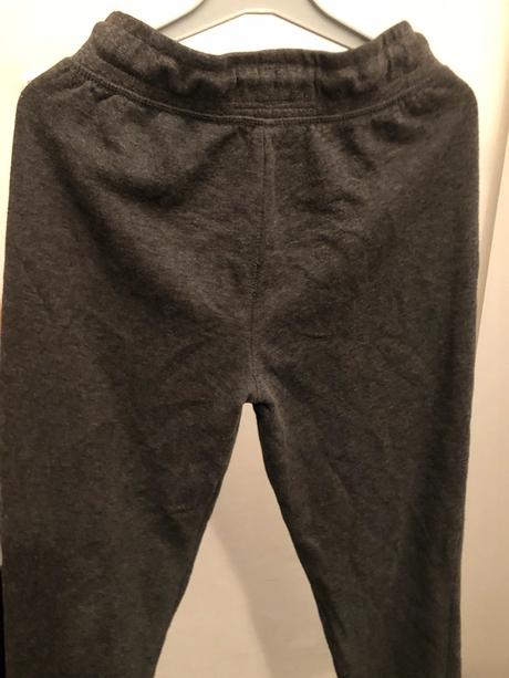 Šedé tepláky s kapsami a tkanicí, 140