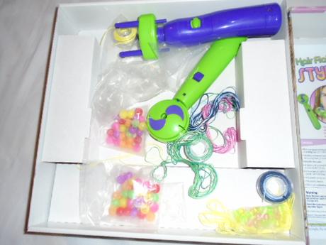 Na vlasy lokny korálky provázky,