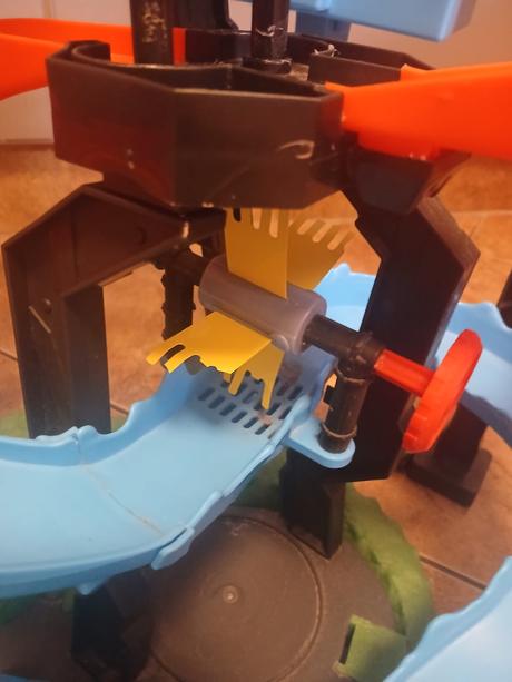 Hot wheels city vodní dráha útok krokodýlů,