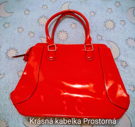 Sytě červená kabelka, 