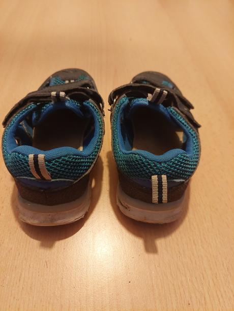 Uzavřené sandály, 29