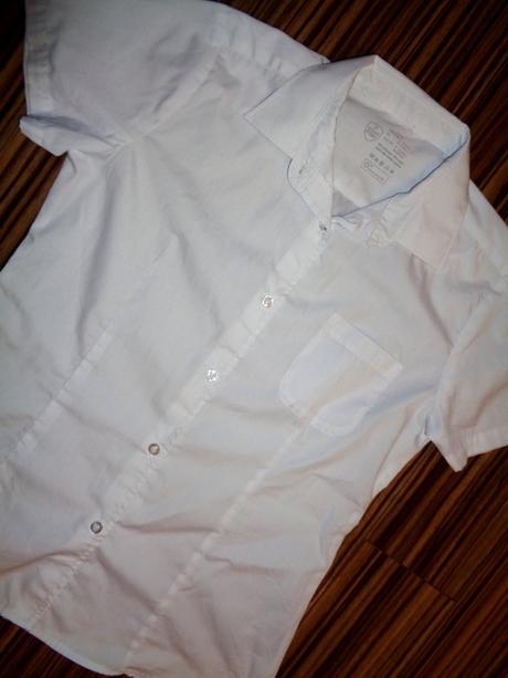 Bílá dívčí košile, 152