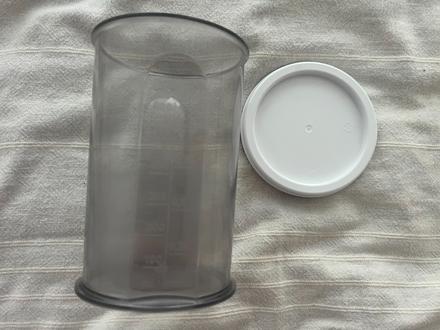 Plastová odměrka s víčkem- ml,pts, hrnek,cup, floz, 