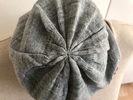 Sediva slaba cepice s motylkem, 