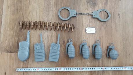 Hračka-vojenské příslušenství.,