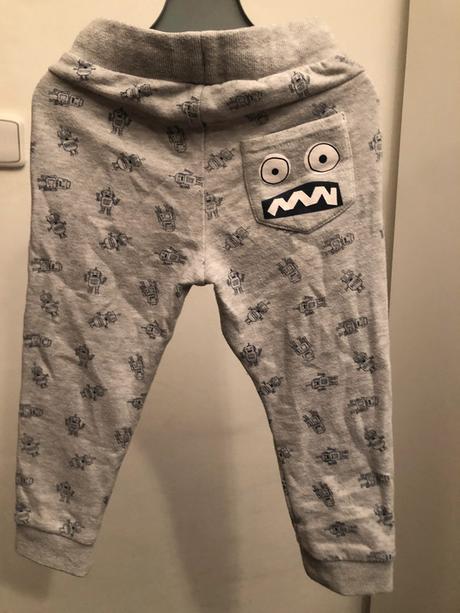 Šedé tepláčky s roboty, 92