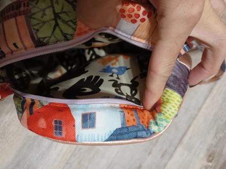 Kulatá kabelka s domečky fridolinka, 