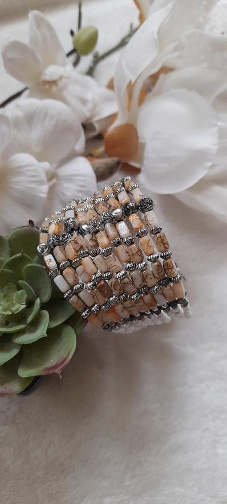 Široký korálkový náramek,