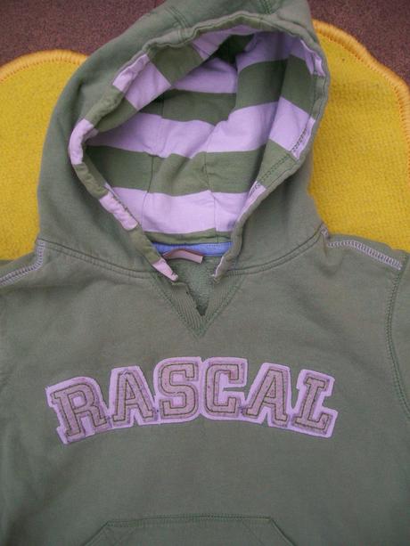 Mikina s kapucí, 104