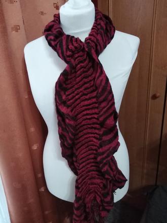 Dámská červená šála, 