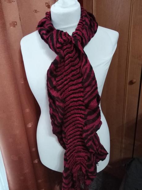 Dámská červená šála, 