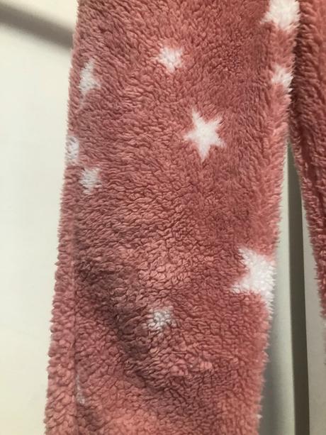 Starorůžové chlupaté tepláky, 122