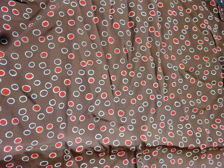 Umělý žoržet halenka látka hnědé puntíky 94 x 198,