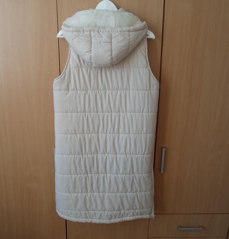 Béžová dlouhá zateplená vesta, s