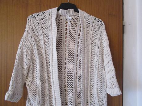 Světlý jakoby bavl. háčkovaný svetřík - kardigan, s