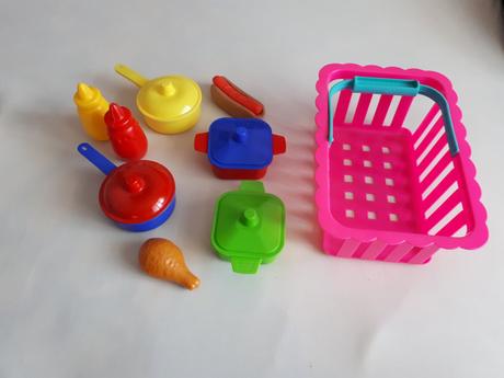 Dětský plastový košík s nádobím, 