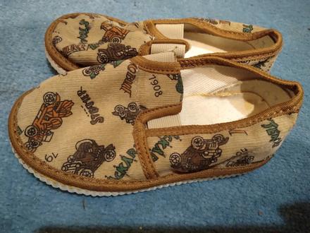 Nové klučičí papuče auta vl. 24, vnit.stélka 15 cm, 24