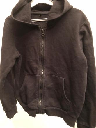 Černá mikina s kapucí, 134