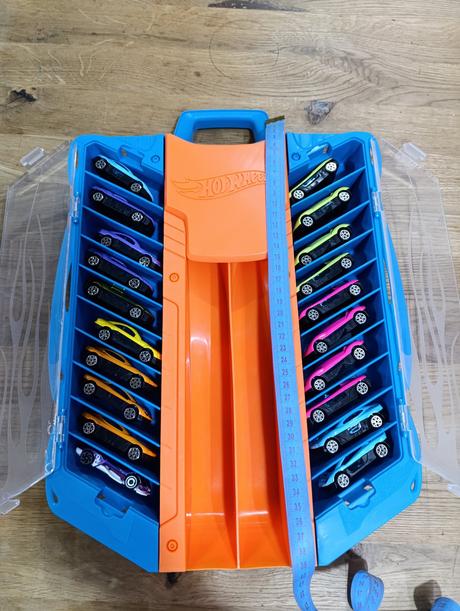 Sada aut v boxu hot wheels,