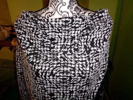 Luxusní černobílý zavinovací top s třásněmi, 40 / 42