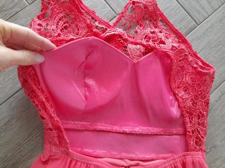 Neonově růžové šaty, s