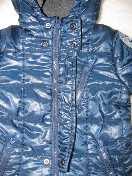 Zimní tmavě modrá kombinéza s kapucí a návleky, 68