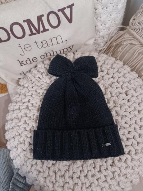 Černá čepice s mašlí, mohito