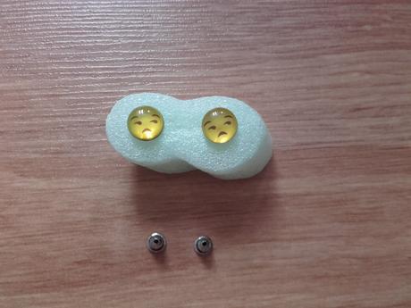 Náušnice emotikon otrávený,