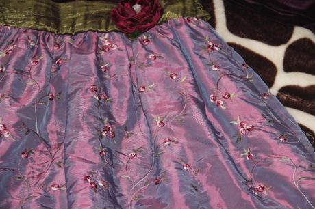 Šatičky s vyšívanými kytičkami, 98