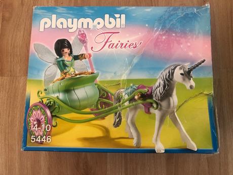 Motýlková víla v kočáru zapřaženém do jednorožce., 