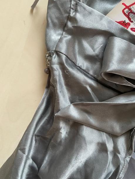 Nové šaty s korálky, zatáhlé nitě, vel xl, ax pari, xl