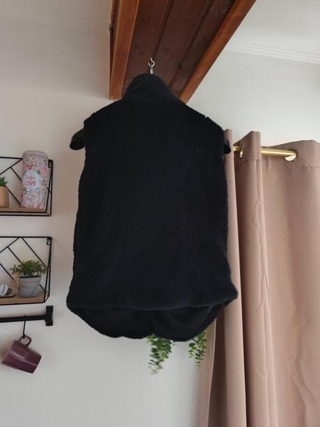 Černá chlupatá vesta 170/xs-s, takko,170