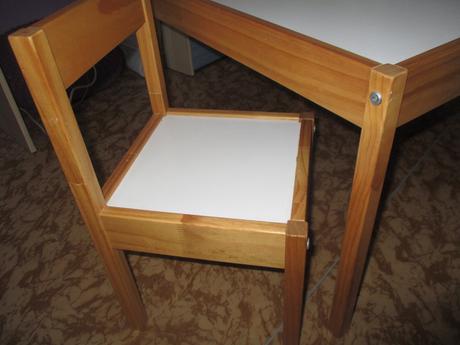 Stoleček se 2 židličkami ikea, 