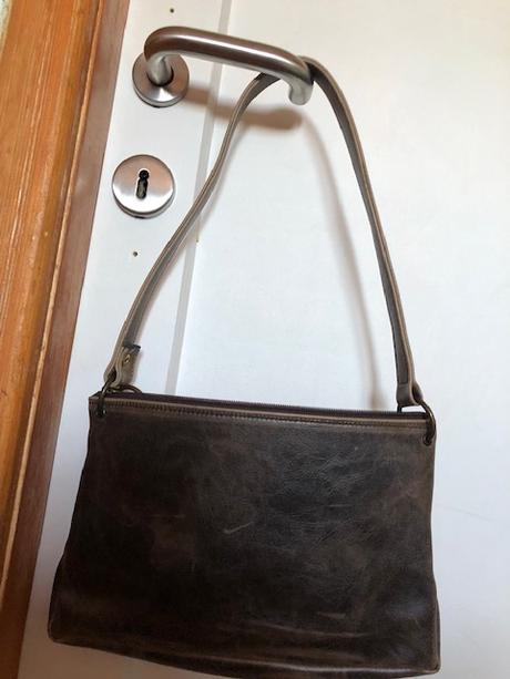 Kabelka sita s kousku ruznych barev,