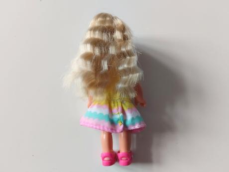 Panenka evička s kudrnatými vlásky,