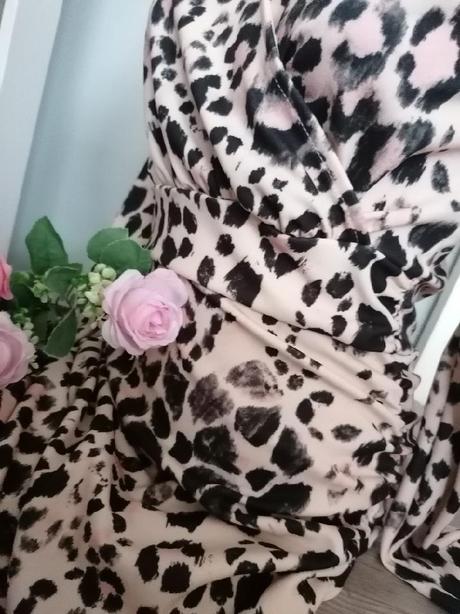 Tygrované šaty, 36