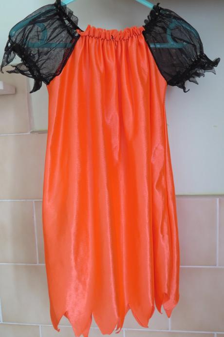 Kostým oranžový,
