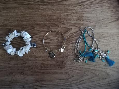 Náramky a přívěsek na kabelku.,