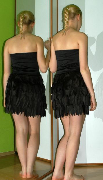 Společenské krátké černé saténové šaty bez ramínek, 38